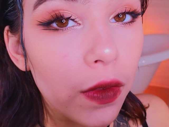 CoralineJones live cam on BongaCams