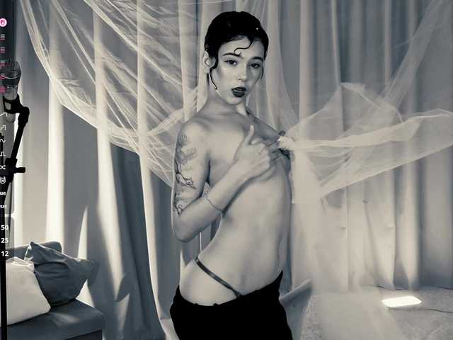 CoralineJones live cam on BongaCams