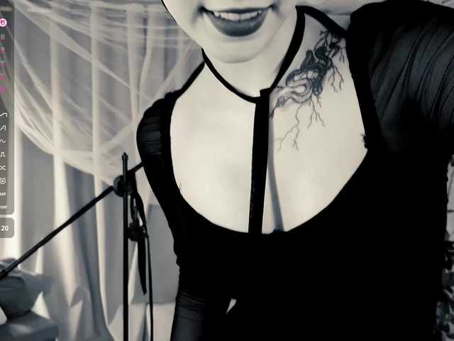CoralineJones live cam on BongaCams