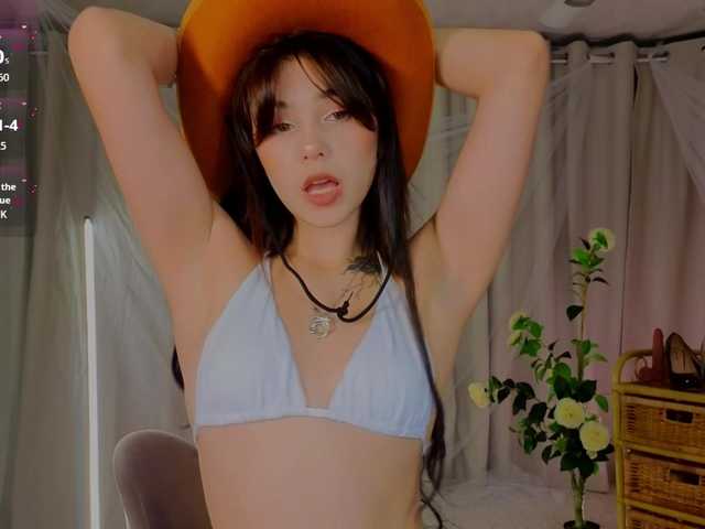 CoralineJones live cam on BongaCams