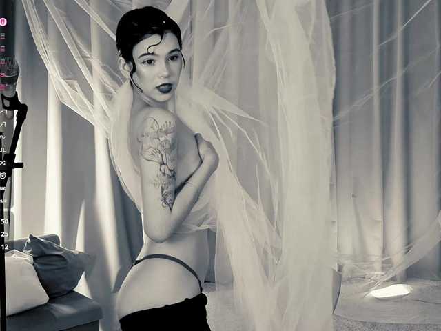 CoralineJones live cam on BongaCams