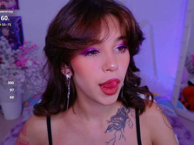 CoralineJones live cam on BongaCams