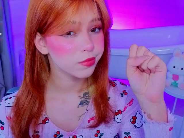 CoralineJones live cam