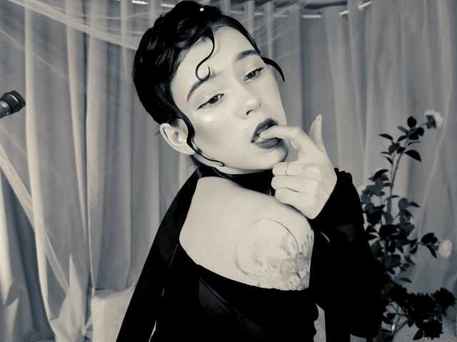 CoralineJones live cam on BongaCams