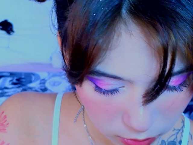 CoralineJones live cam on BongaCams