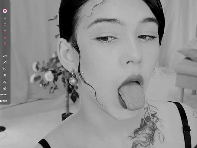 CoralineJones live cam on BongaCams