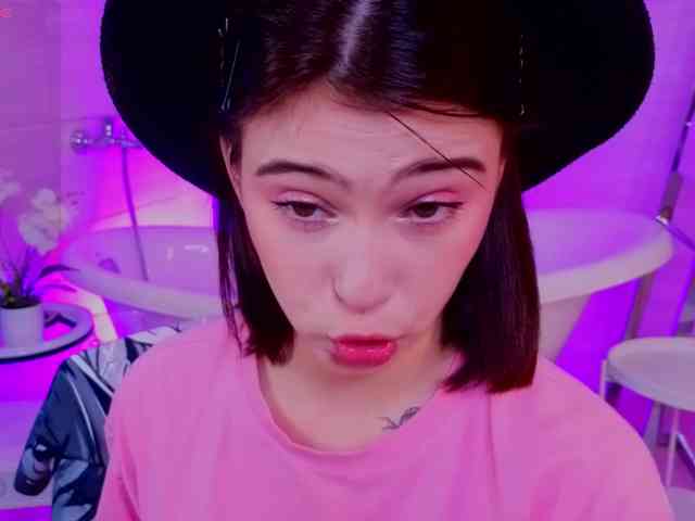 CoralineJones webcam