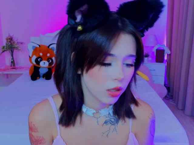 CoralineJones webcam