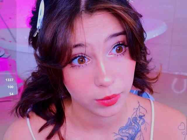 CoralineJones webcam