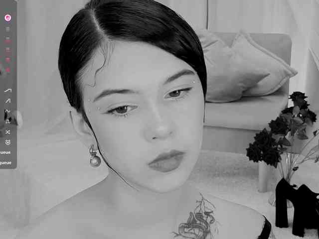 CoralineJones webcam