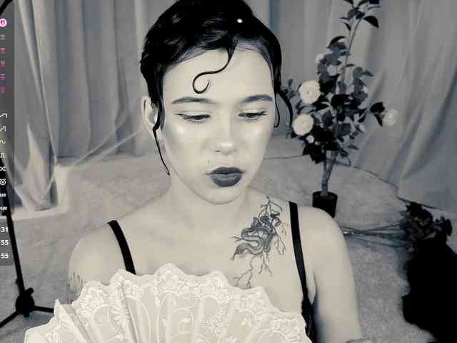 CoralineJones webcam