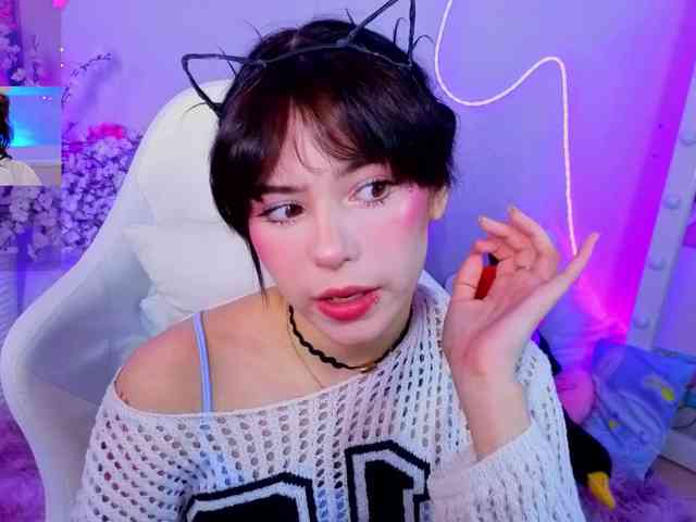 CoralineJones webcam
