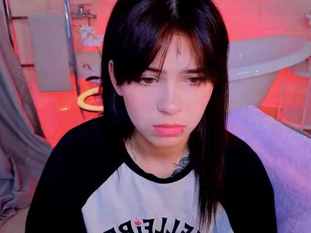 CoralineJones webcam