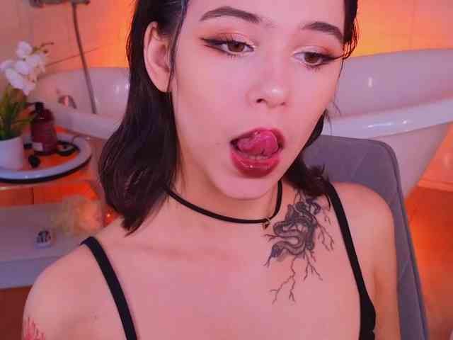 CoralineJones webcam