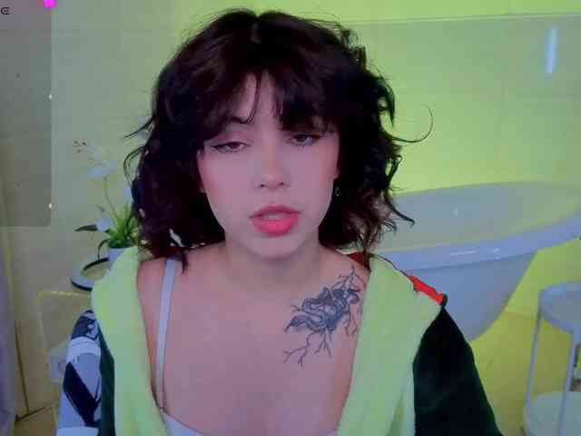 CoralineJones webcam