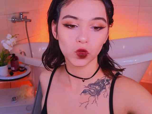 CoralineJones webcam