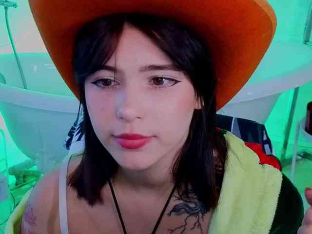 CoralineJones webcam