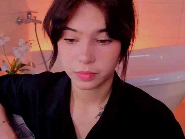 CoralineJones webcam