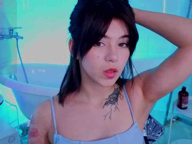 CoralineJones webcam