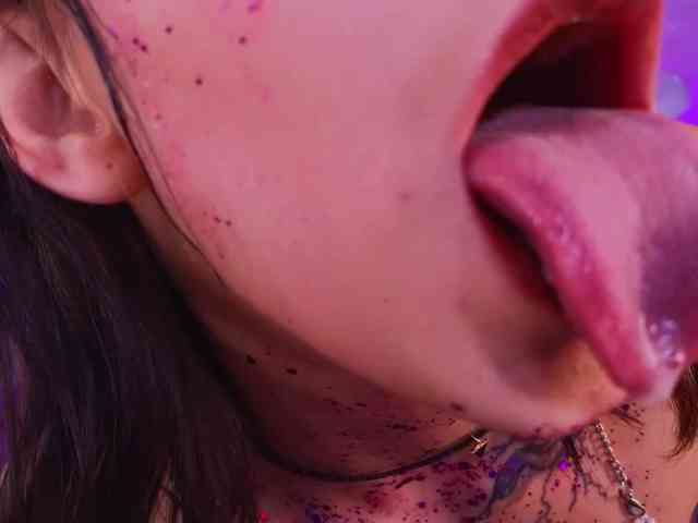CoralineJones webcam