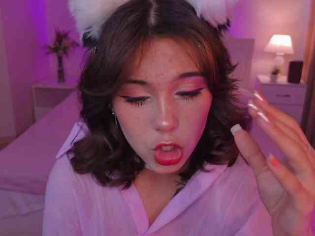 CoralineJones webcam