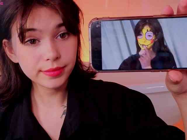 CoralineJones webcam