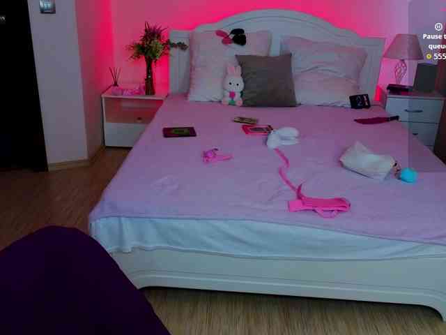 CoralineJones webcam