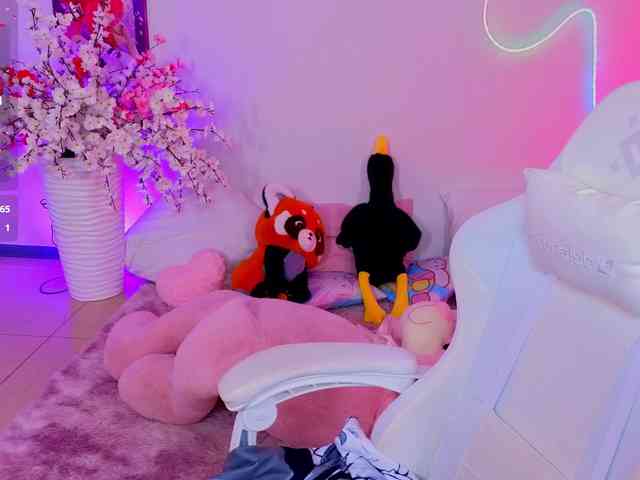 CoralineJones webcam