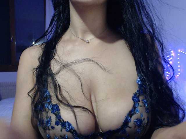 Auri5hot live cam on BongaCams
