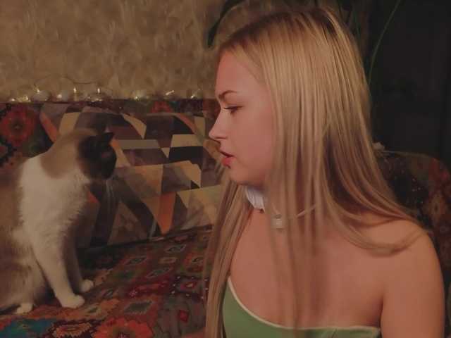 Meeeeow live cam on BongaCams