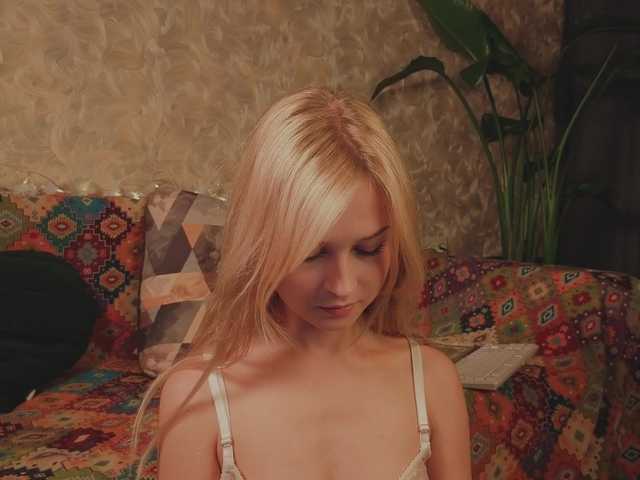 Meeeeow live cam on BongaCams