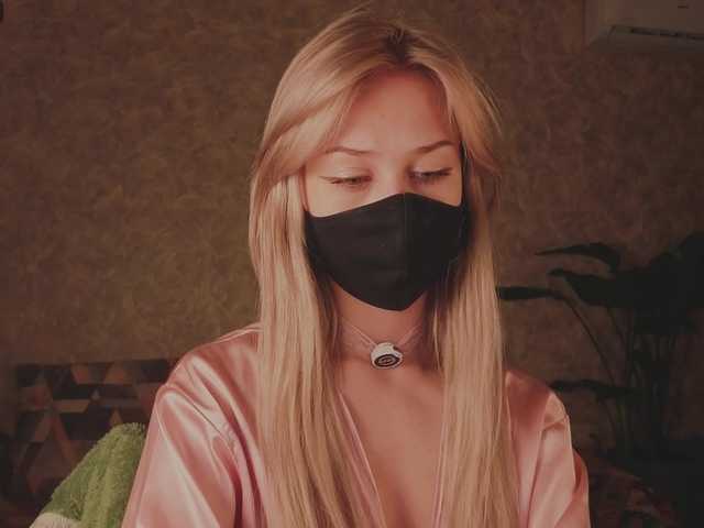 Meeeeow's BongaCams show and profile