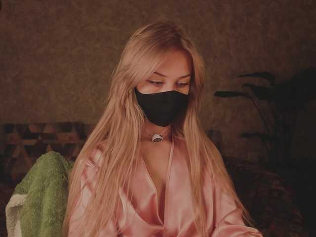 Meeeeow's BongaCams show and profile