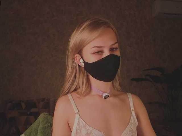 Meeeeow's BongaCams show and profile