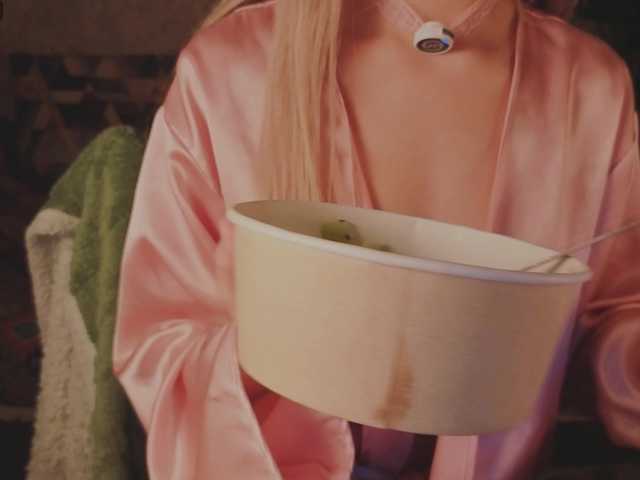 Meeeeow's BongaCams show and profile