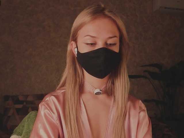 Meeeeow's BongaCams show and profile