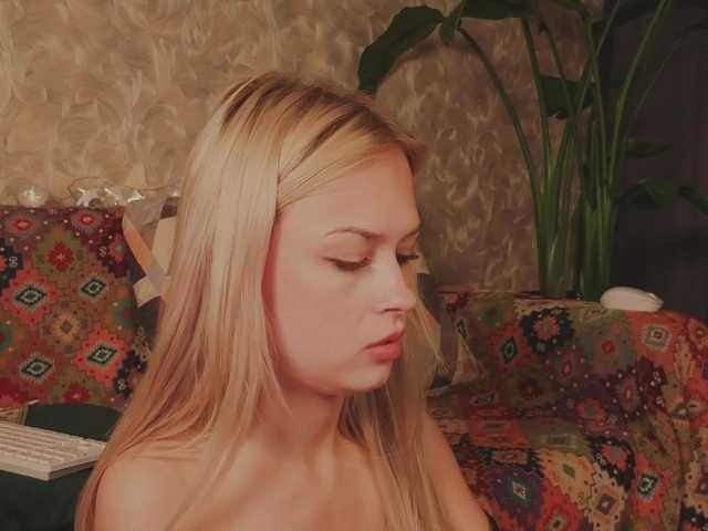 Meeeeow live cam on BongaCams
