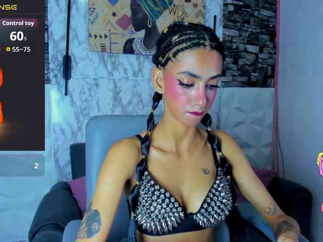 Model: queencuarxxo