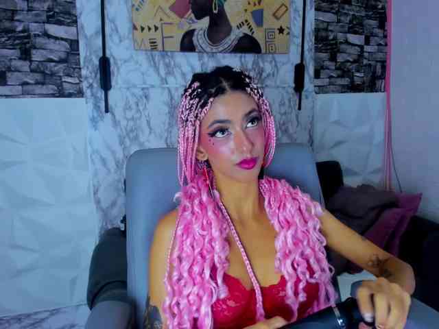 Model: queencuarxxo