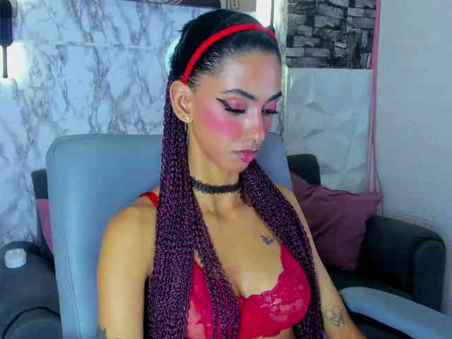 Model: queencuarxxo