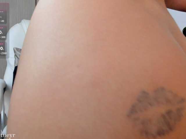 misswhitneyr live cam on BongaCams