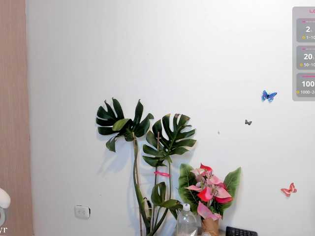 misswhitneyr live cam on BongaCams