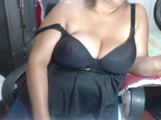 adrianamilf44, live now on BongaCams