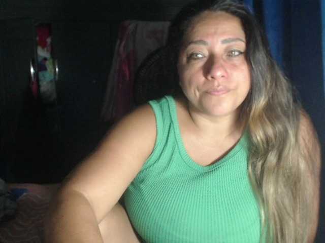 adrianamilf44 live cam on BongaCams