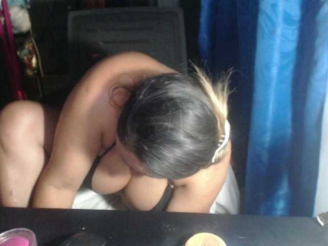 adrianamilf44 live cam on UnifiedCams