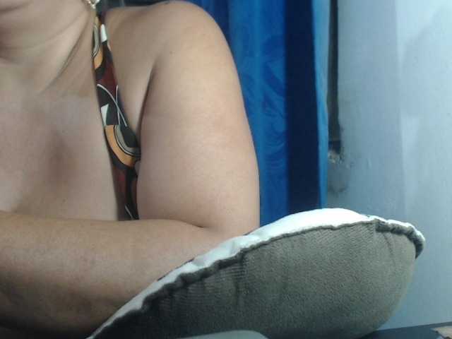 adrianamilf44 live cam on BongaCams