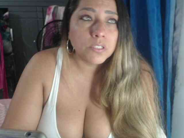 adrianamilf44 webcam