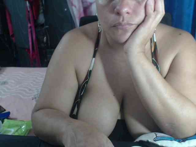 adrianamilf44 webcam