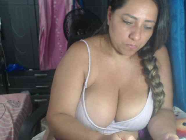 adrianamilf44 webcam