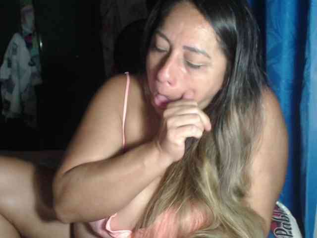 adrianamilf44's live room